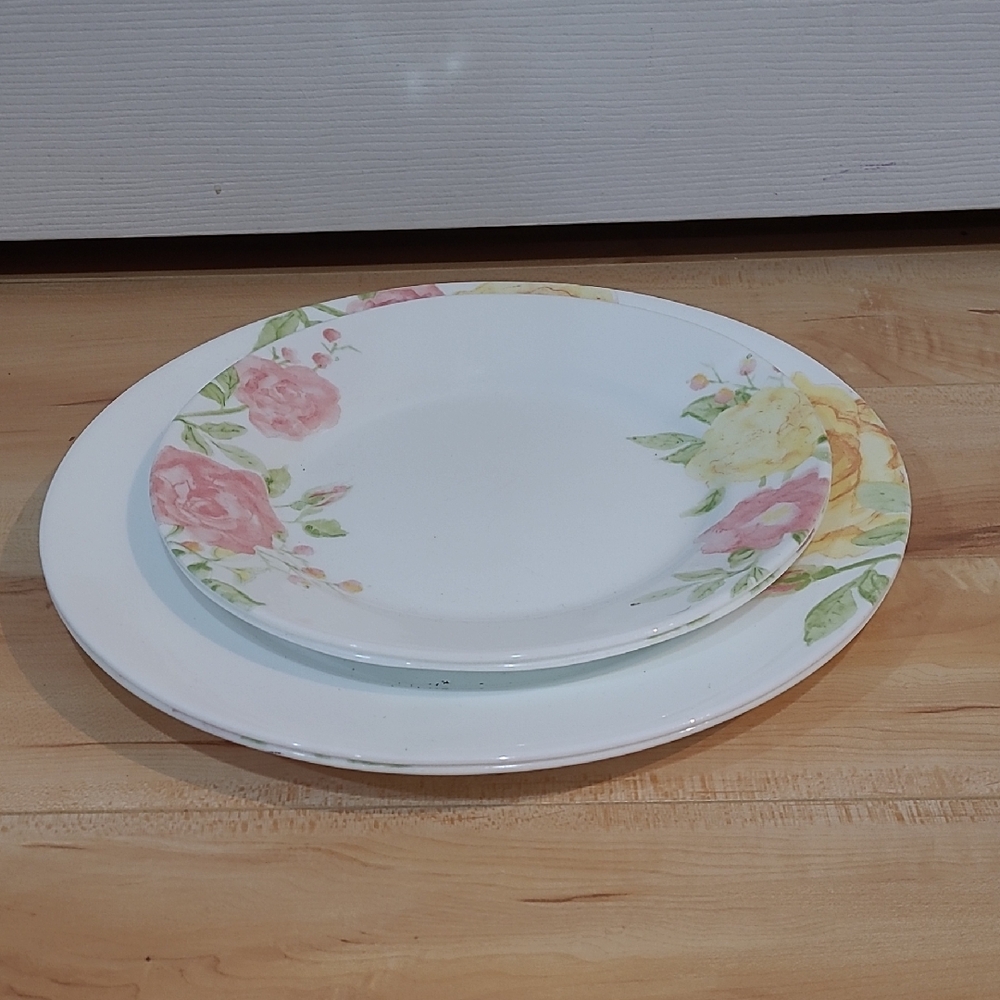 Corelle Emma Jane, 2 large plates and 2 medium plates